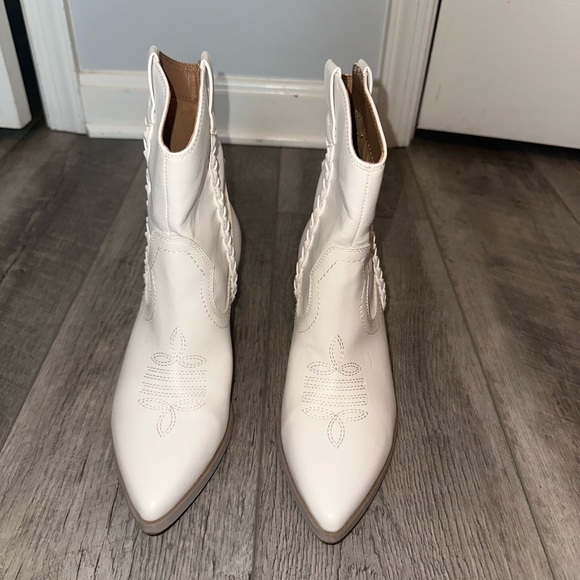 Women's DV By Dolce Vita Karyn Bootie - Picture 4 of 6